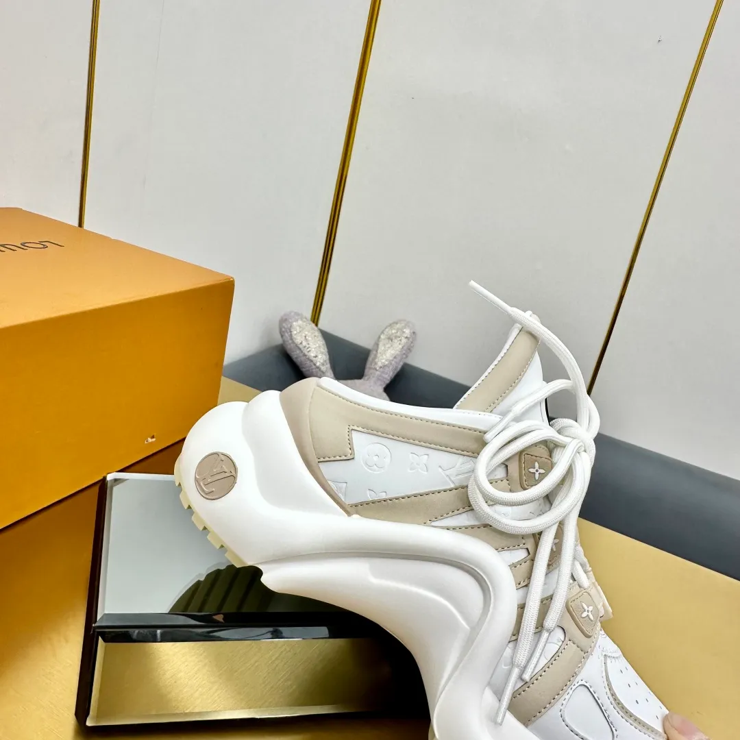 👟👟Ex-factory price 700👟👟 🔥🔥🔥Arch bridge top version LV donkey brand casual sports dad shoes and slippers The bold avant-garde design and the unique wavy outsole make the entire fashion circle coquettish. They are synonymous with new trends. They are touted as the coolest casual sneakers in history. Whoever wears them will become the most handsome person who turns heads. The heel is about 5.5cm high and the heel is about 8mm deep.  🌸 Imported fabric 🐂 leather ➕ Imported 🐐 leather ➕ Imported TPU splicing 🌸 Imported mesh lining ➕ Cow lining Outsole vacuum foaming and TPU combination 🌸 Size women's size 35-41